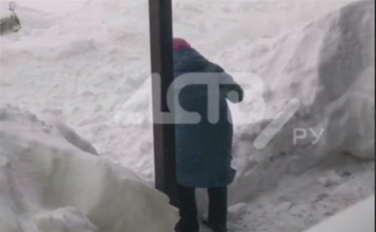 В Долинске бабушка с тростью не смогла преодолеть снежный порог перед подъездом