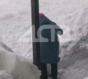 В Долинске бабушка с тростью не смогла преодолеть снежный порог перед подъездом