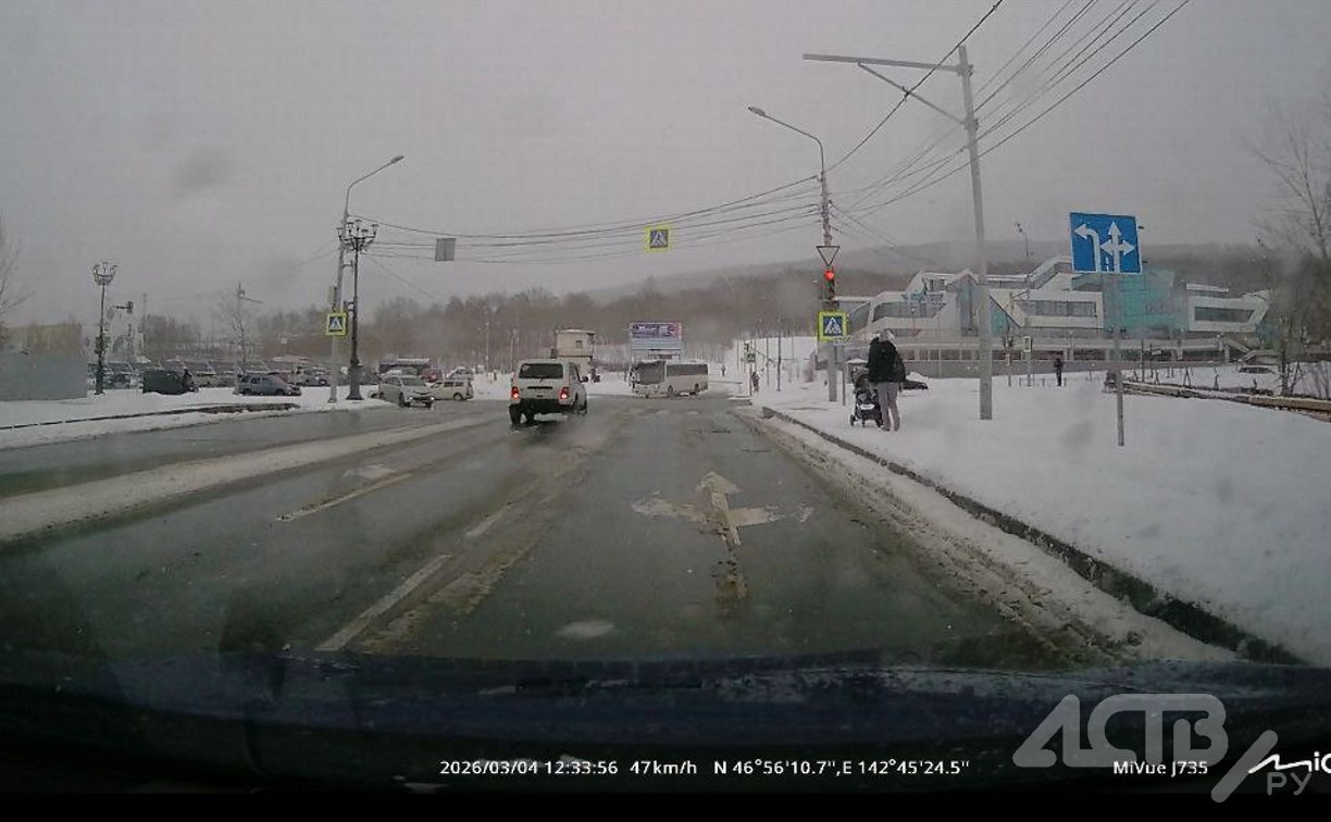 В Южно-Сахалинске "Нива" проехала перекрёсток так, что напугала всех