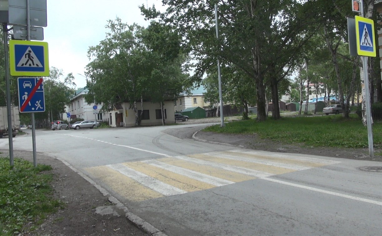 В Южно-Сахалинске пешеходный переход ведёт из ниоткуда в никуда