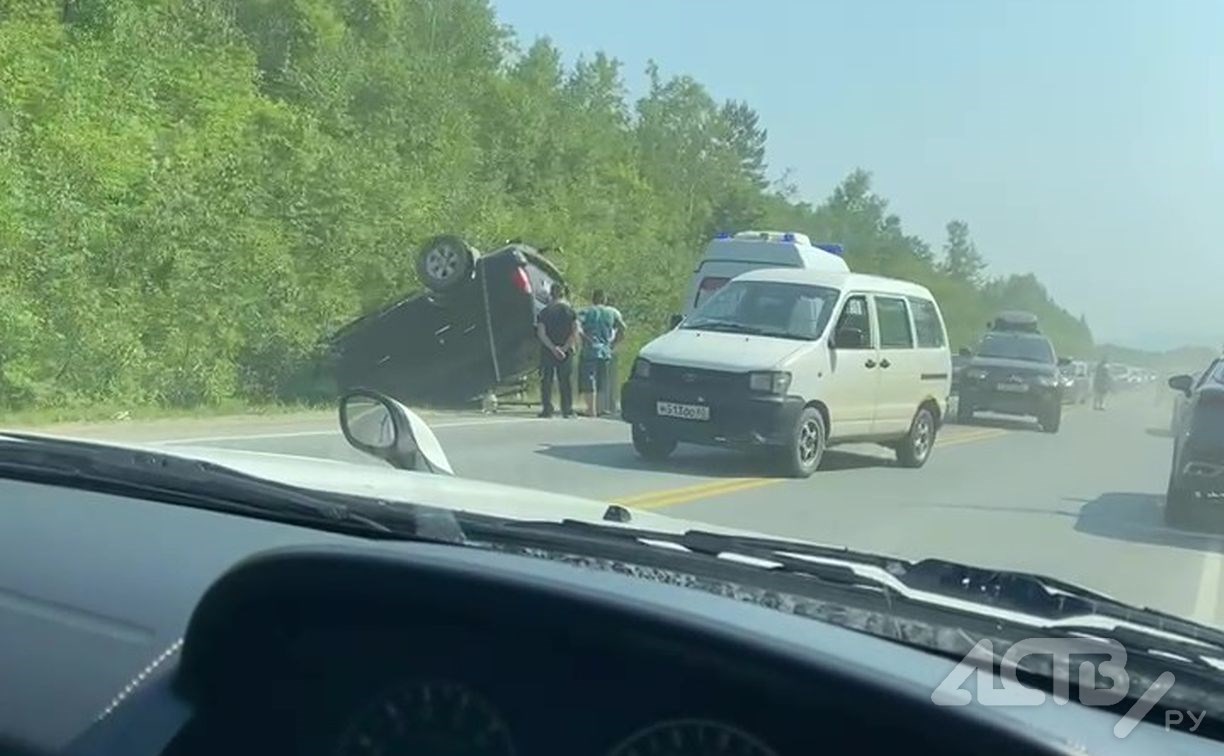 Автомобиль улетел в кювет в результате ДТП на юге Сахалина Автомобиль улетел в кювет в результате ДТП на юге Сахалина