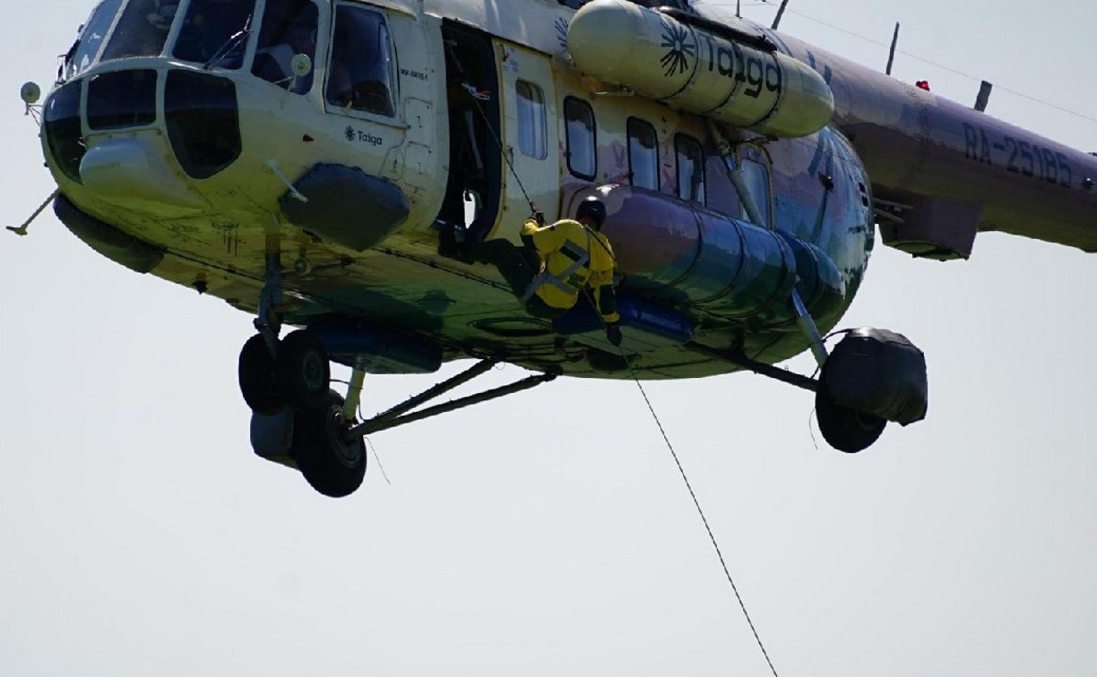 На Сахалине десантники-пожарные отточили своё мастерство по спуску с вертолёта
