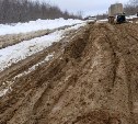 "Проедет только КамАЗ": машины вязнут в грязи на дороге от села Вал до Ноглик