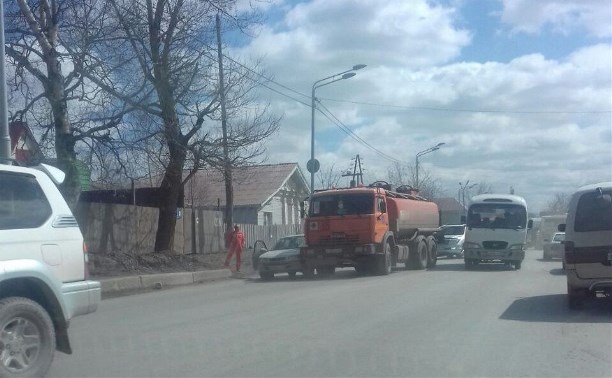 В Южно-Сахалинске бензовоз столкнулся с легковушкой и внедорожником