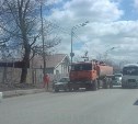 В Южно-Сахалинске бензовоз столкнулся с легковушкой и внедорожником