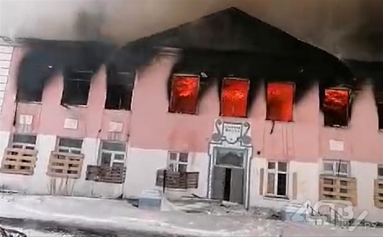 "Как в аду": появились новые кадры масштабного пожара в заброшенной школе Шахтёрска 