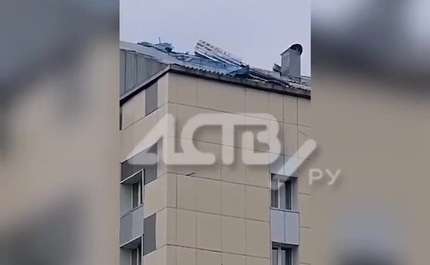 Порывистый ветер срывал кровлю с девятиэтажки в Южно-Сахалинске