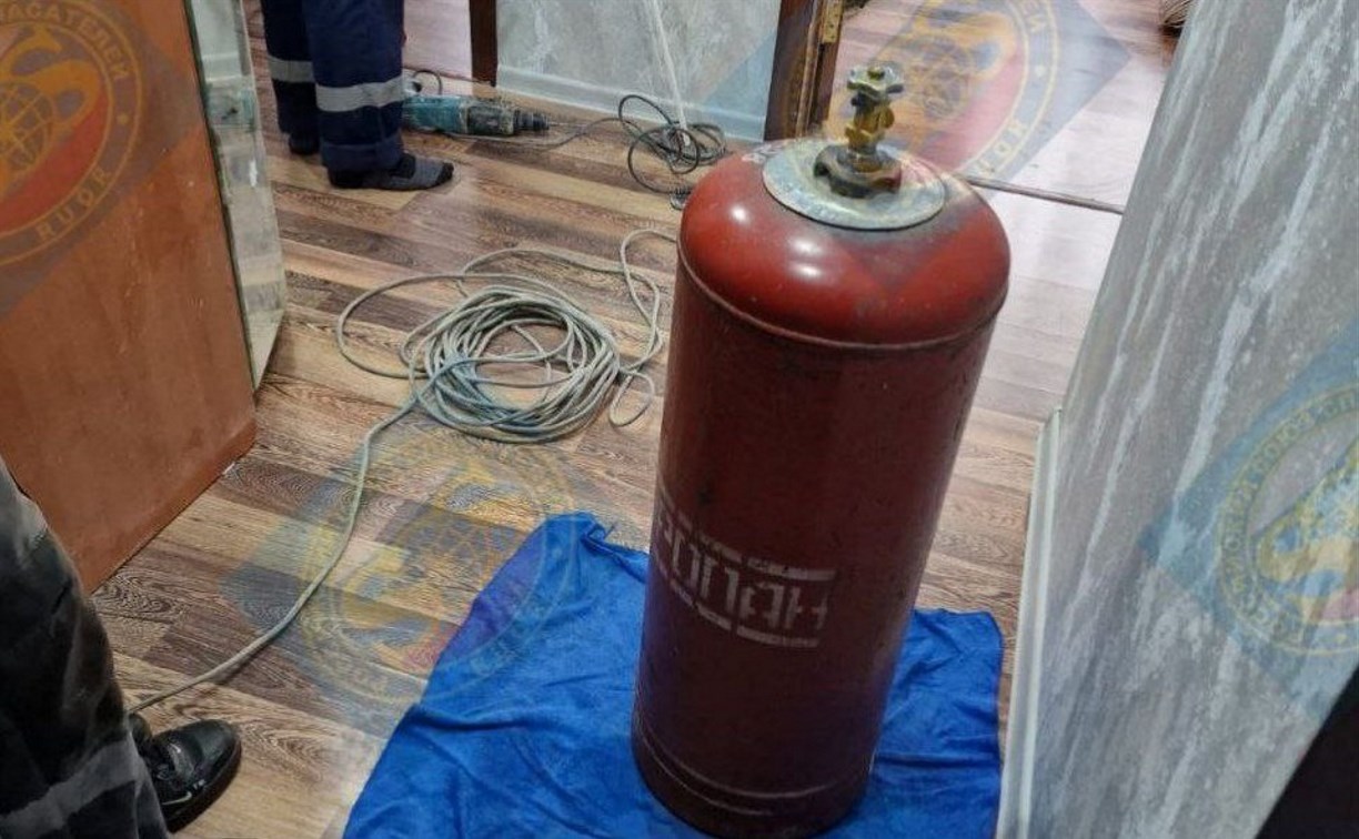 Газовый баллон изъяли у установщиков натяжных потолков в Южно-Сахалинске