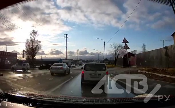 Двух автохамов за десять минут засёк видеорегистратор в Южно-Сахалинске