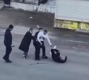 Видео массовой драки с угрозами лопатой и розочкой распространяется в сахалинских соцсетях