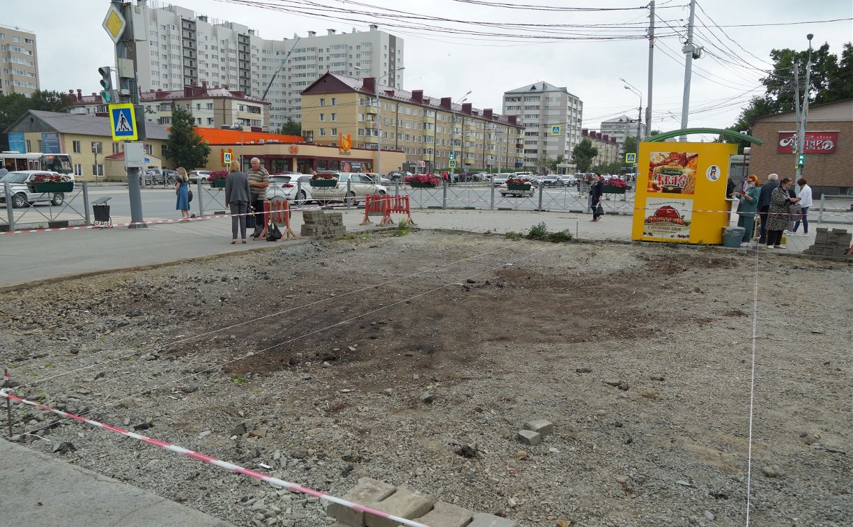Клумба появится у торгового центра "Янтарь" в Южно-Сахалинске