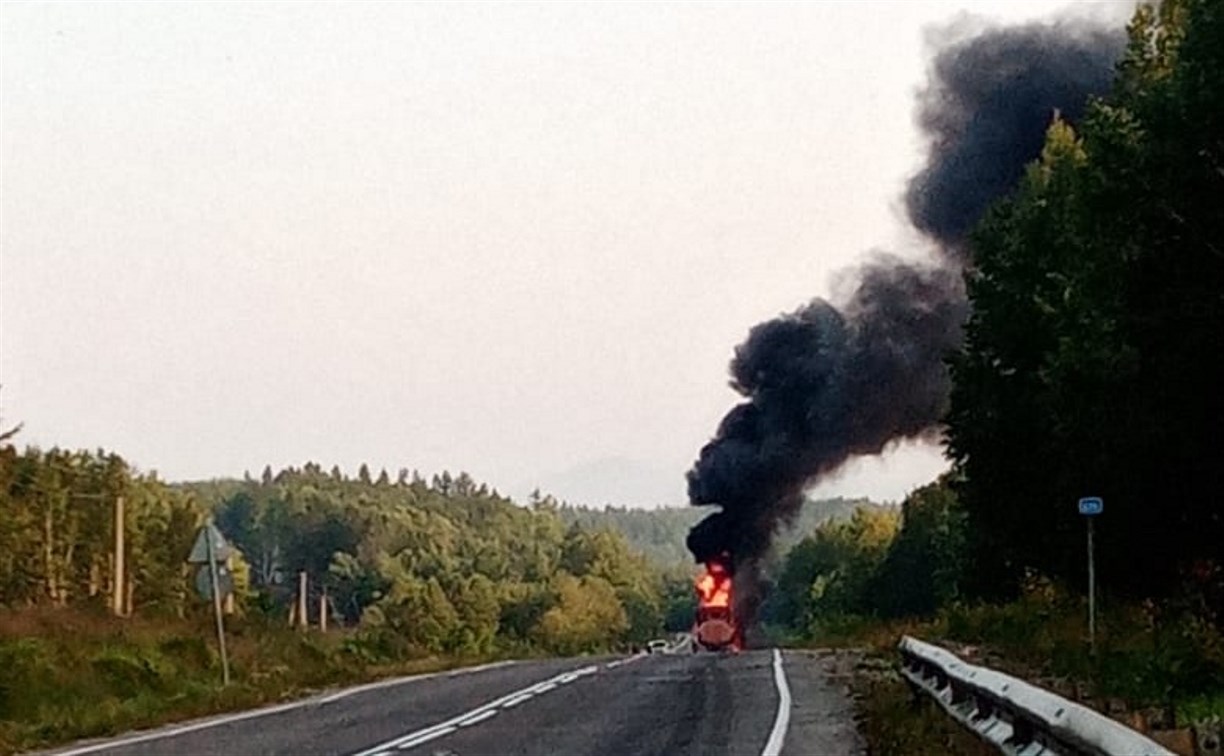 Бензовоз загорелся в Смирныховском районе