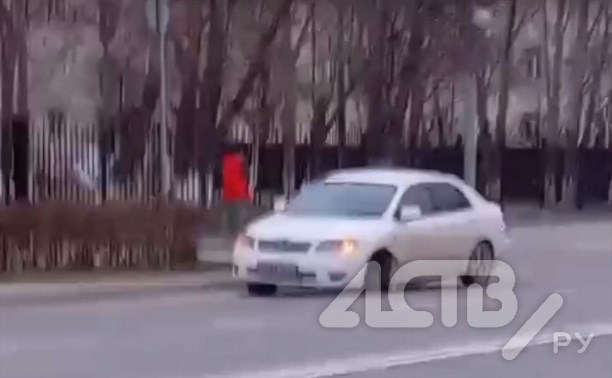 Пешеход чуть не поймал отлетевшее колесо у иномарки в Южно-Сахалинске