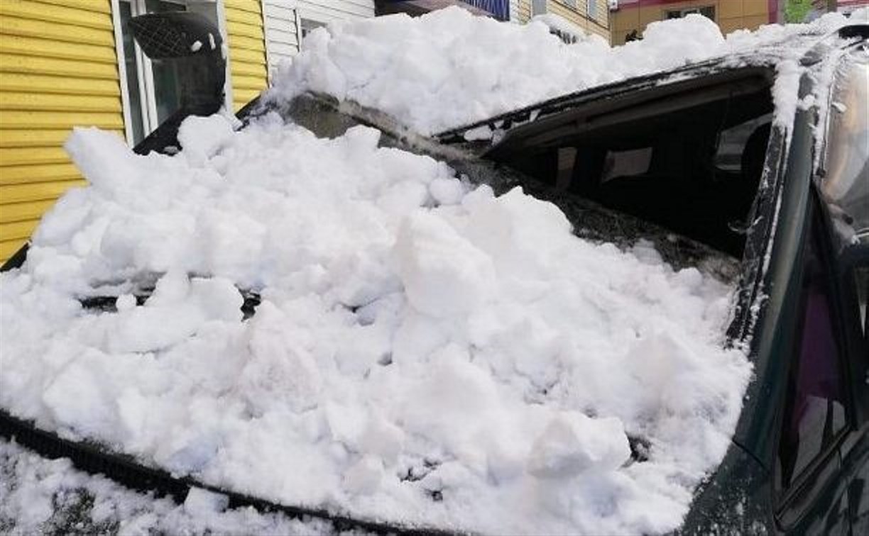 Следком начал проверку после падения снежной массы на микроавтобус в Корсакове 