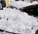 Следком начал проверку после падения снежной массы на микроавтобус в Корсакове 