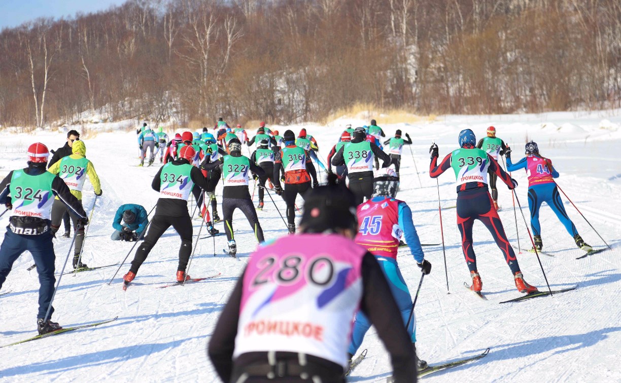 Две сотни лыжников вышли на старт первых заездов «Троицкого марафона»