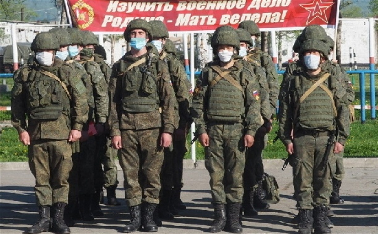 Призывники прибывают в армейский корпус на Сахалине