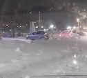 Дорога в Холмске превратилась в полосу препятствия: автобус занесло, машины "скатываются"