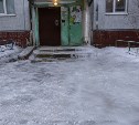 Сахалинец отсудил компенсацию у управляющей компании после падения на обледеневшем крыльце