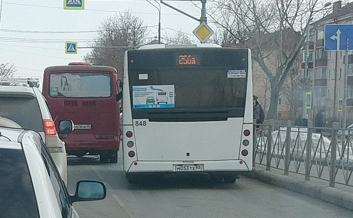 Два рейсовых автобуса столкнулись в центре Южно-Сахалинска