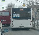 Два рейсовых автобуса столкнулись в центре Южно-Сахалинска