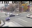 Момент ДТП в районе "Столицы" попал на видео в Южно-Сахалинске