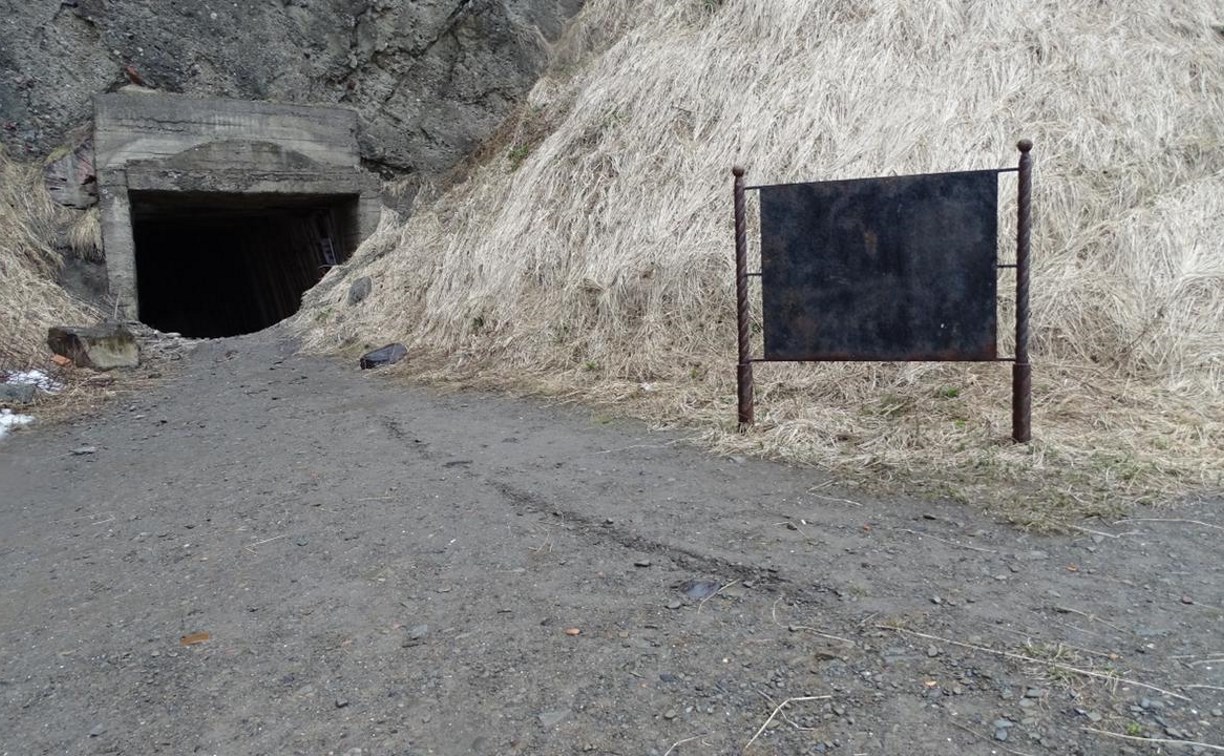 Информационную табличку у входа в тоннель на мысе Жонкиер сдуло ветром