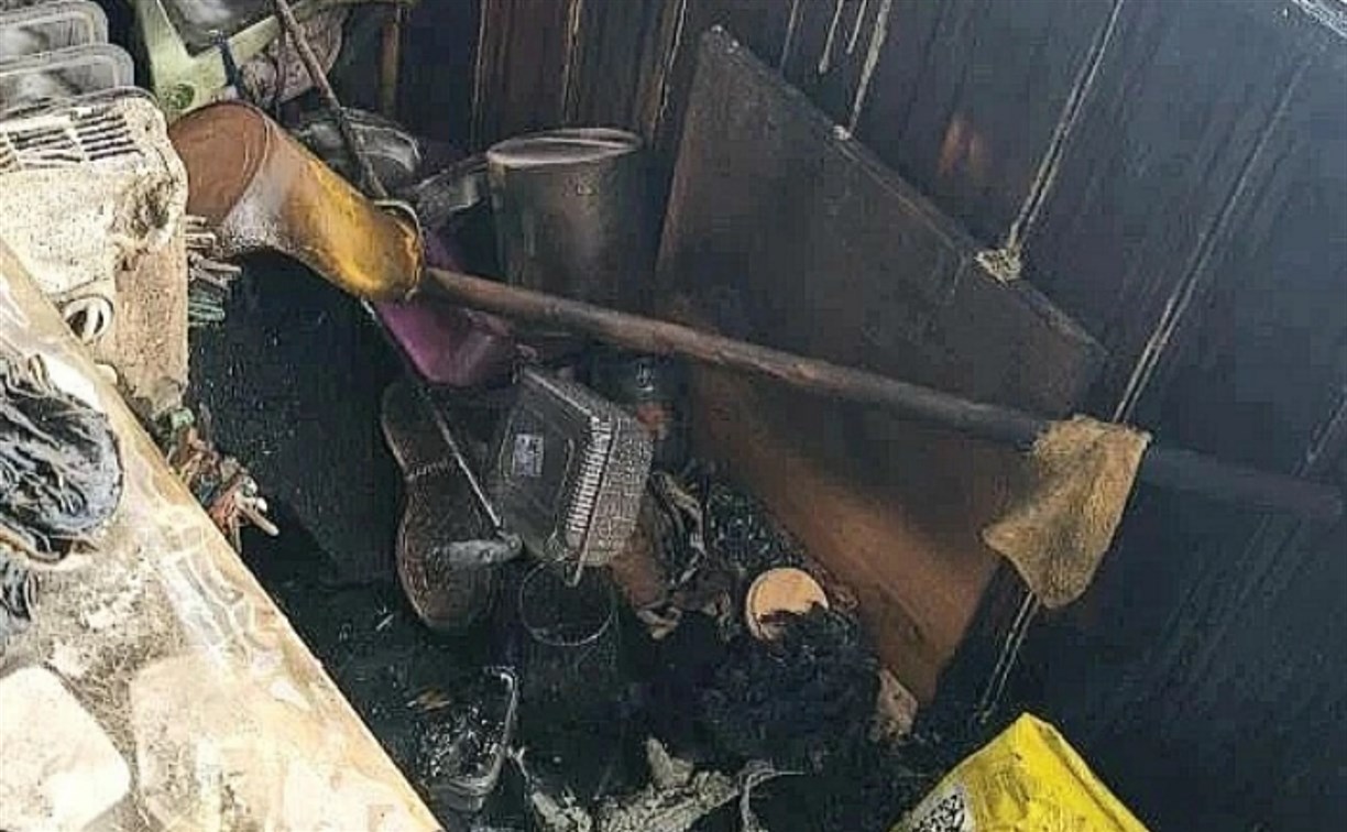 В Томари горел балкон жилого дома