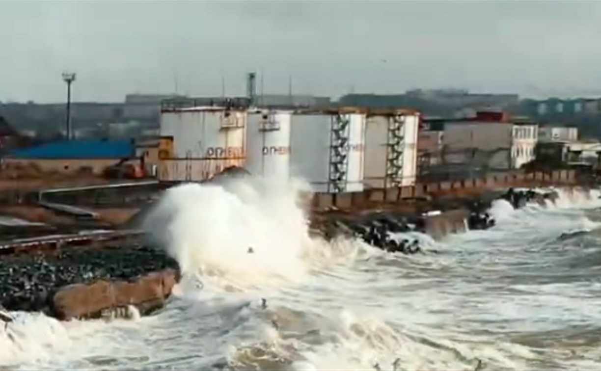 Море выйдет в город: в Корсаковском районе спрогнозировали большие волны