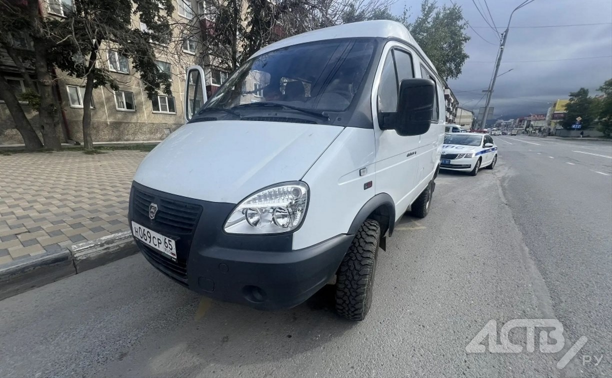 ГАИ Южно-Сахалинска просит помощи в поиске водителя, скрывшегося с места ДТП