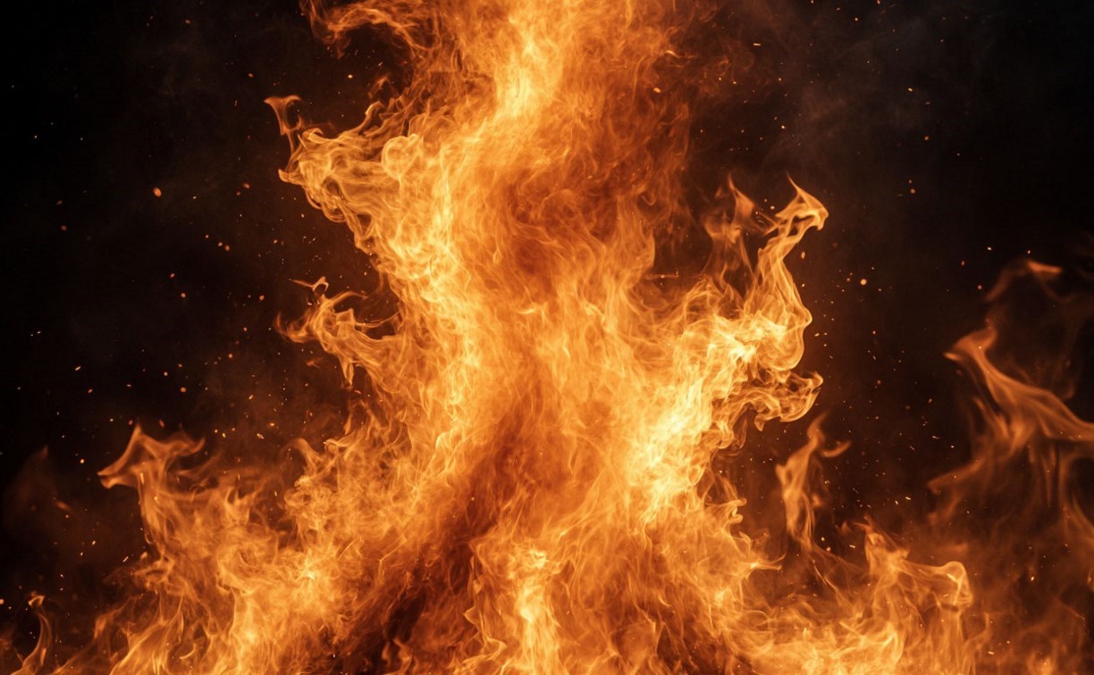 Пристройка к частному дому полыхала открытым пламенем в Южно-Сахалинске