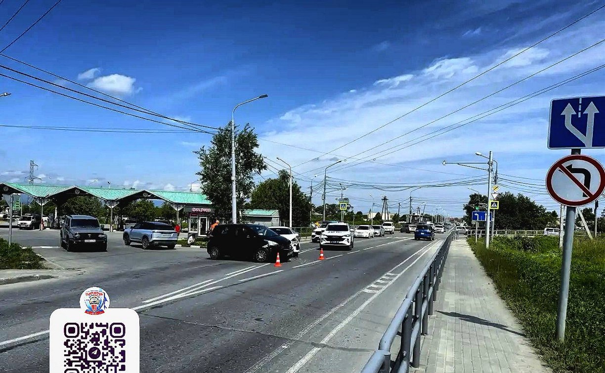 Ребёнка увезли в больницу с места ДТП в Южно-Сахалинске