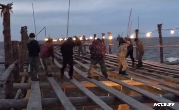Браконьеры сняли видео, как черпают рыбу сетями у берегов Сахалина