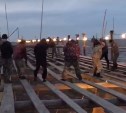 Браконьеры сняли видео, как черпают рыбу сетями у берегов Сахалина