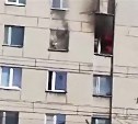 Стало известно о состоянии женщины, которая выпрыгнула из окна горящей квартиры на Сахалине