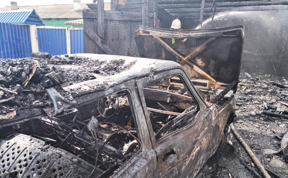 Крупный пожар в Смирныховском районе: огонь уничтожил гараж с автомобилем и угрожал дому
