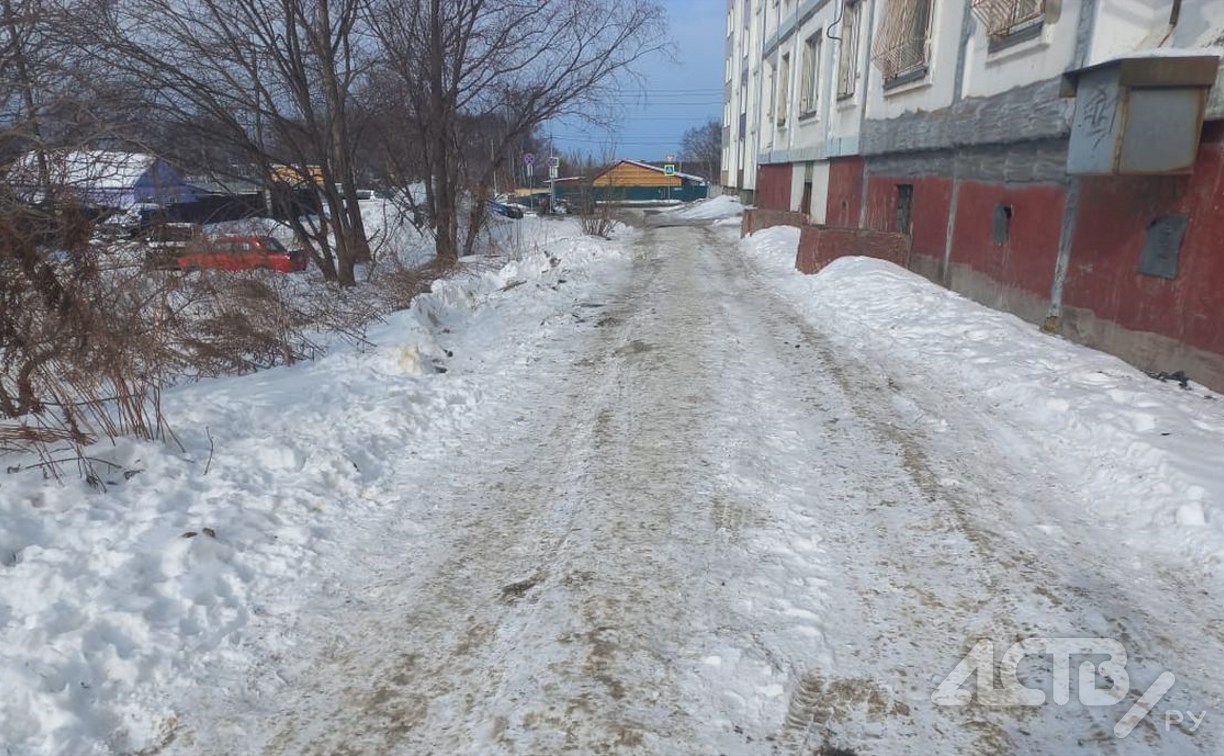 Автохамы проложили новую дорогу в Южно-Сахалинске