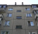 Мальчишка, сбросившийся с пятиэтажки в Южно-Сахалинске, умер в больнице, не приходя в сознание (ВИДЕО)