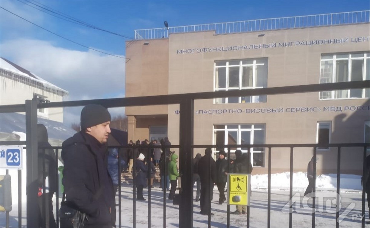 "Стоим днями и ночами": бесконечные очереди в паспортном сервисе возмутили сахалинцев