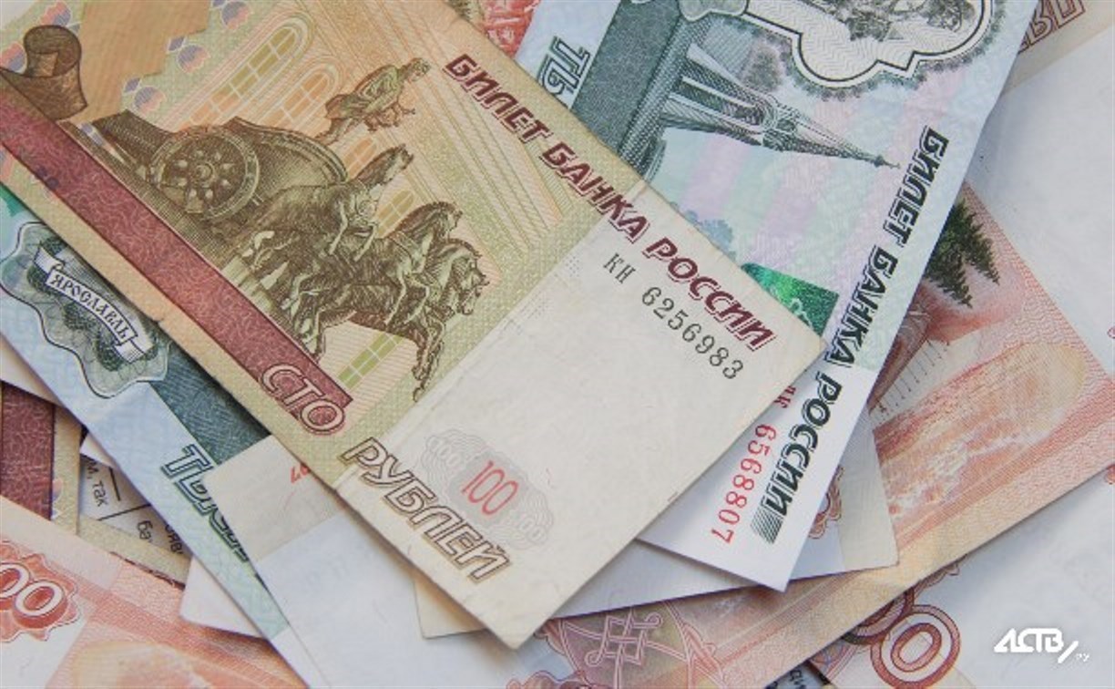 На Сахалине молодой продавец-консультант прикарманивал себе "премии" из сейфа магазина