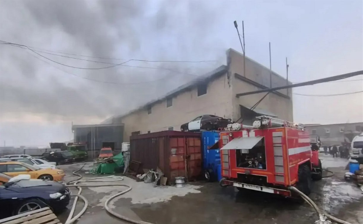 200 "квадратов" сгорело: на юге Сахалина случился пожар на складе