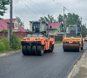 На улице Колодезной во Владимировке начали класть новый асфальт