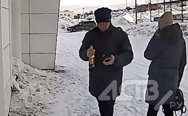 Сосед, который свинячит в подъезде новостроя в Корсакове, попал на видео   