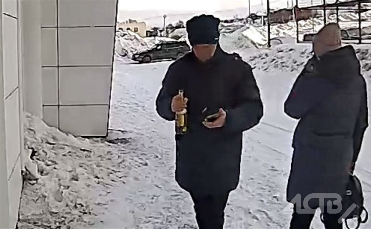 Сосед, который свинячит в подъезде новостроя в Корсакове, попал на видео   