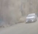Очевидцы: в Южно-Сахалинске при сносе дома обломок здания рухнул на дорогу и задел автомобиль