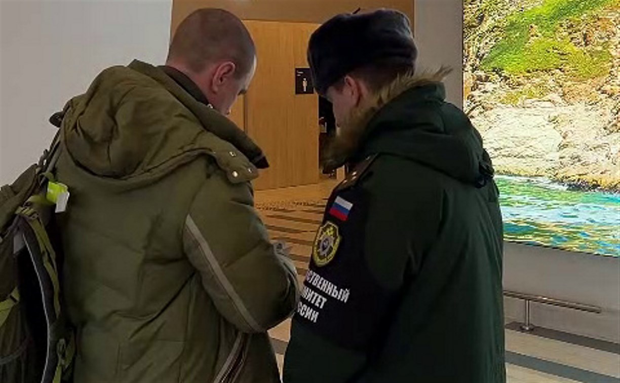 Рейд в аэропорту: силовики выявили нарушителей правил воинского учёта среди прилетевших на Сахалин