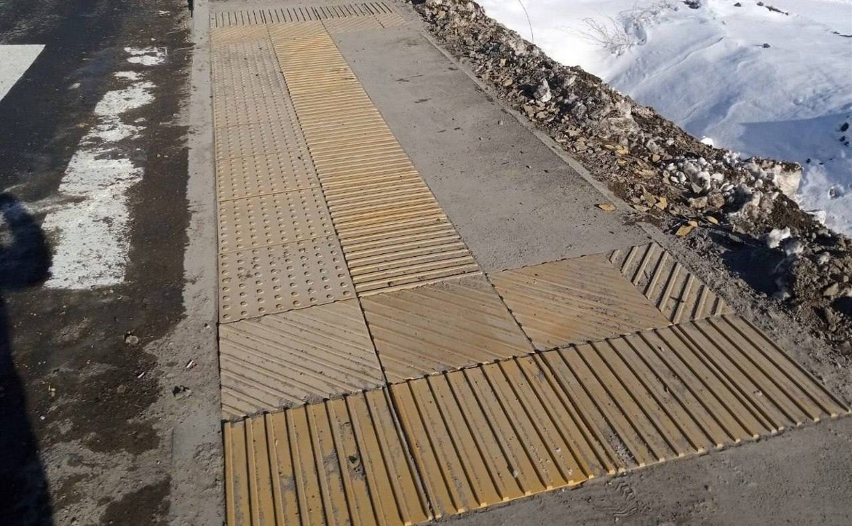 На участке автодороги Лермонтовка – Вахрушев монтируют тактильную плитку и обустраивают систему водоотвода