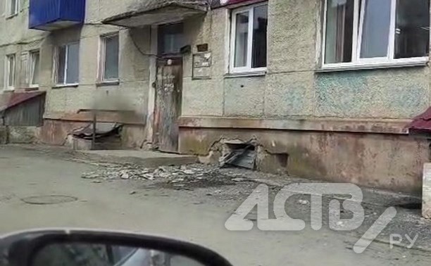 "Часть плиты чуть не упала на ребёнка": многоэтажка осыпается в Долинске