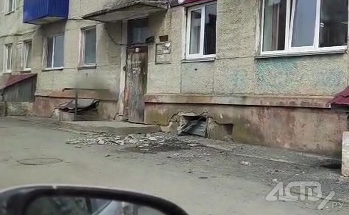 "Часть плиты чуть не упала на ребёнка": многоэтажка осыпается в Долинске