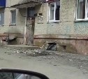 "Часть плиты чуть не упала на ребёнка": многоэтажка осыпается в Долинске